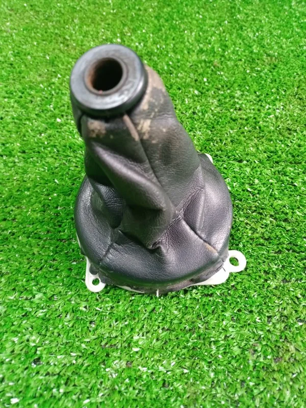 Кожух ручки КПП Mitsubishi Лансер 9 СЕДАН 1.3 4G13 - изображение 1