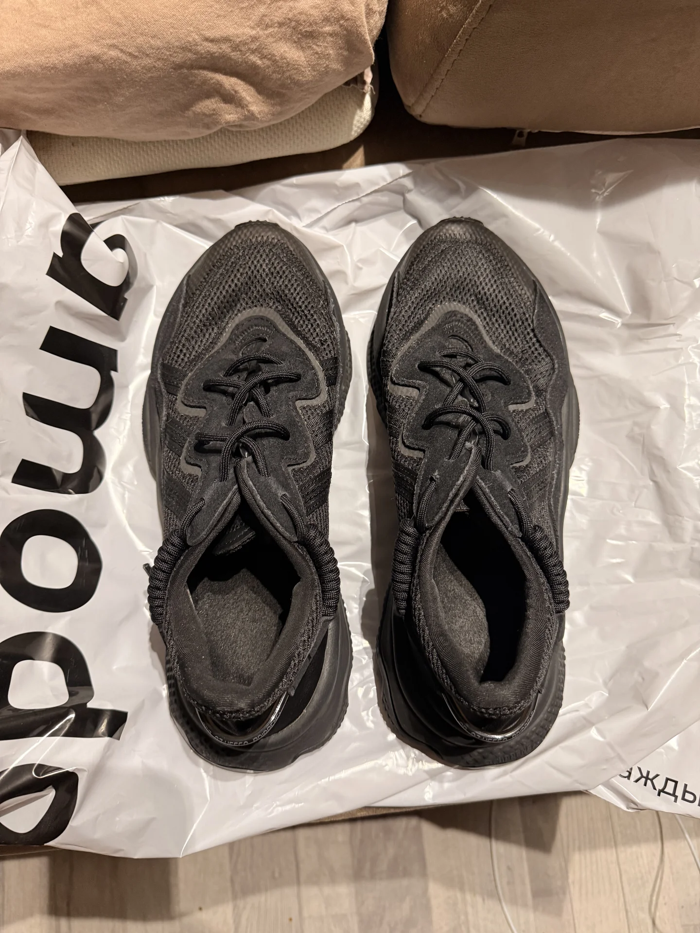 Кроссовки adidas ozweego - миниатюра 2