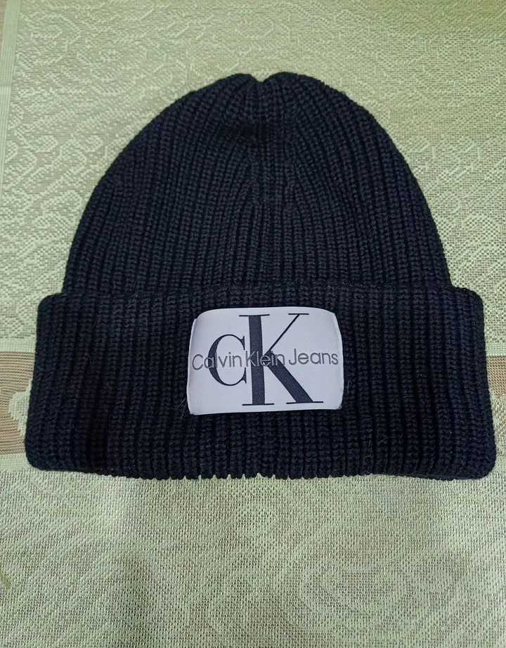 Продам шапку calvin klein новая не ношенная,оригин