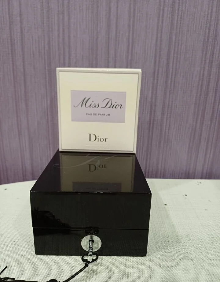Продам парфюм miss dior EAU DE parfum 100мл