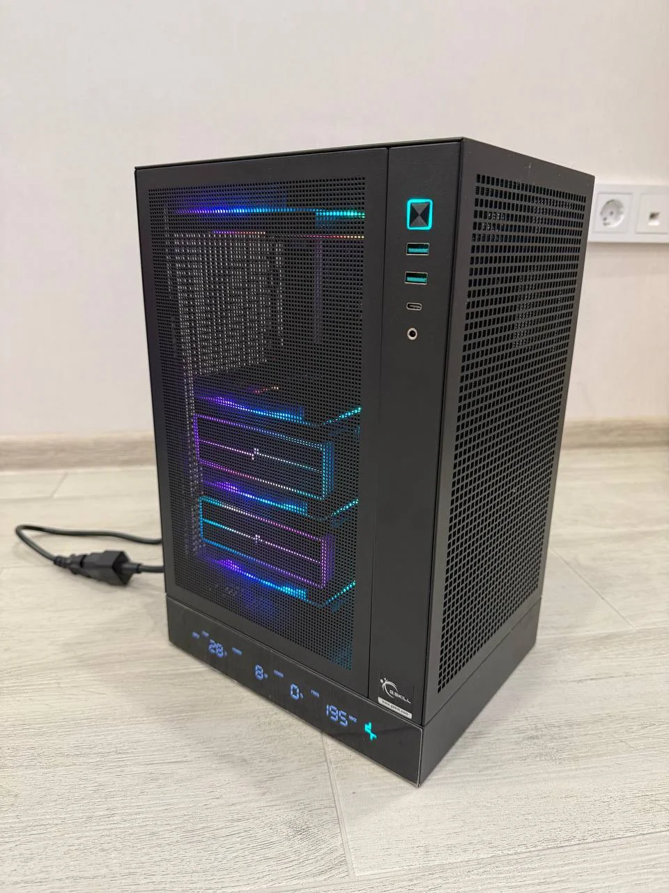 Компактный игровой ПК Mini ITX с дисплеем - миниатюра 3