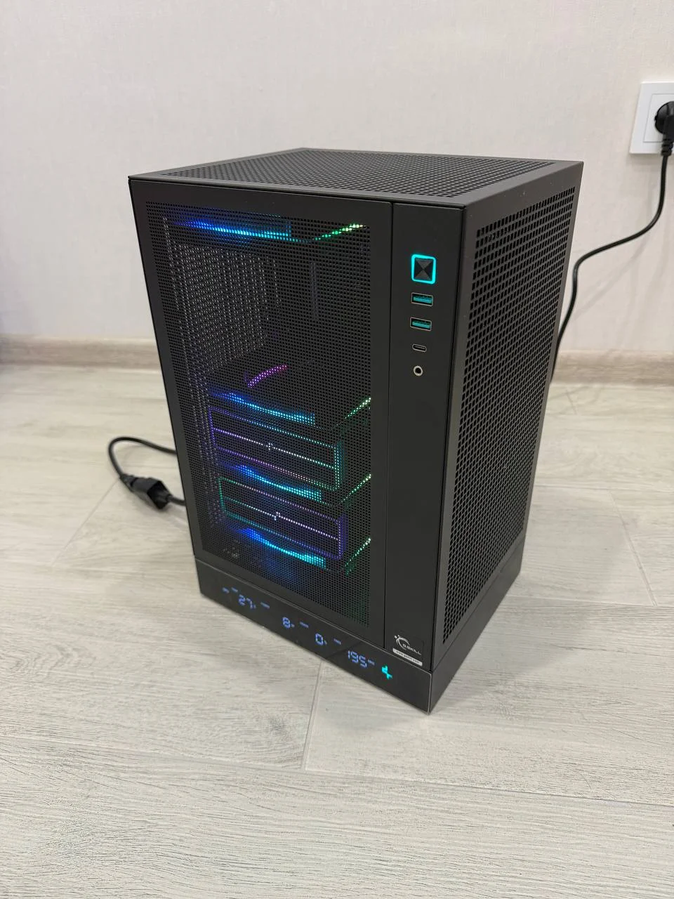 Компактный игровой ПК Mini ITX с дисплеем - миниатюра 4