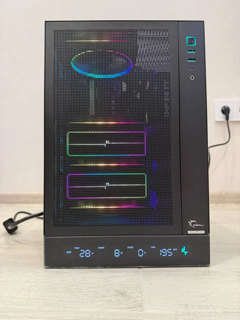 Компактный игровой ПК Mini ITX с дисплеем - изображение 1