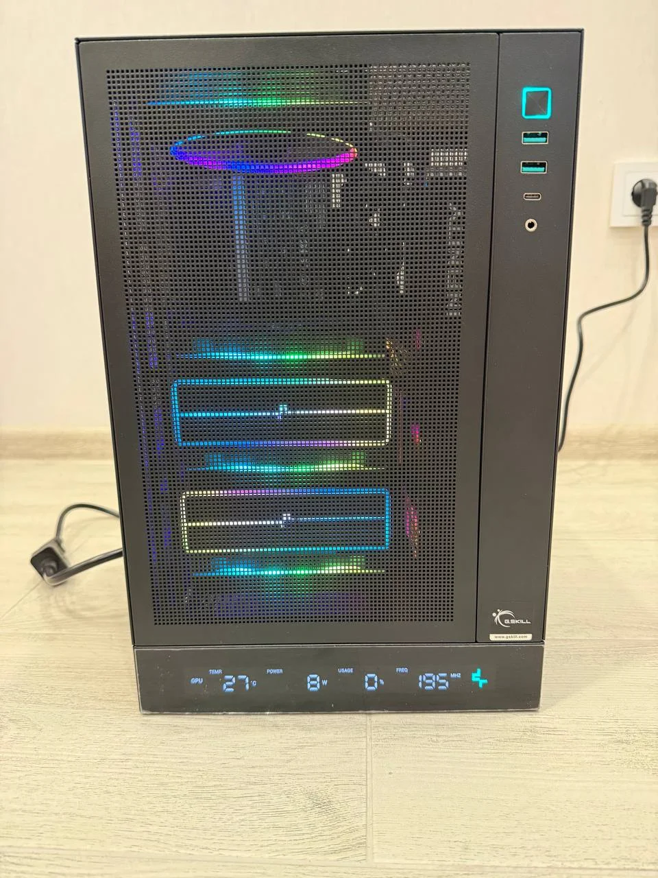 Компактный игровой ПК Mini ITX с дисплеем - миниатюра 2
