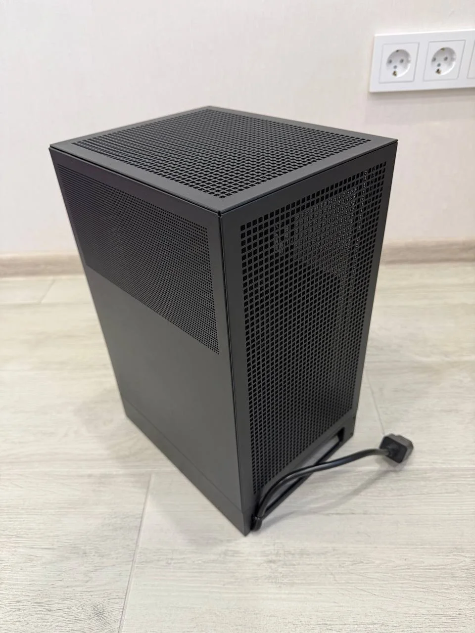 Компактный игровой ПК Mini ITX с дисплеем - миниатюра 6