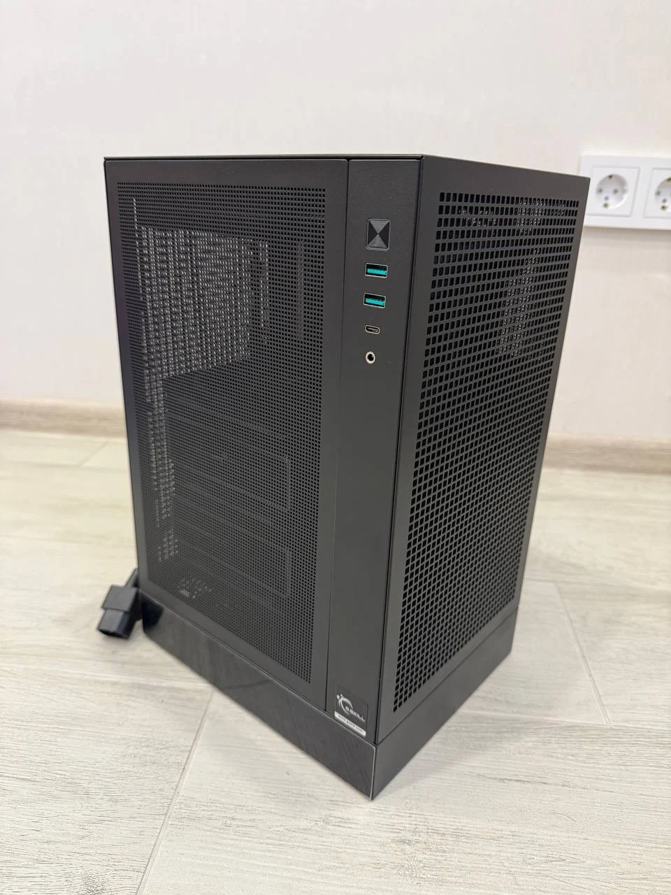 Компактный игровой ПК Mini ITX с дисплеем - миниатюра 7