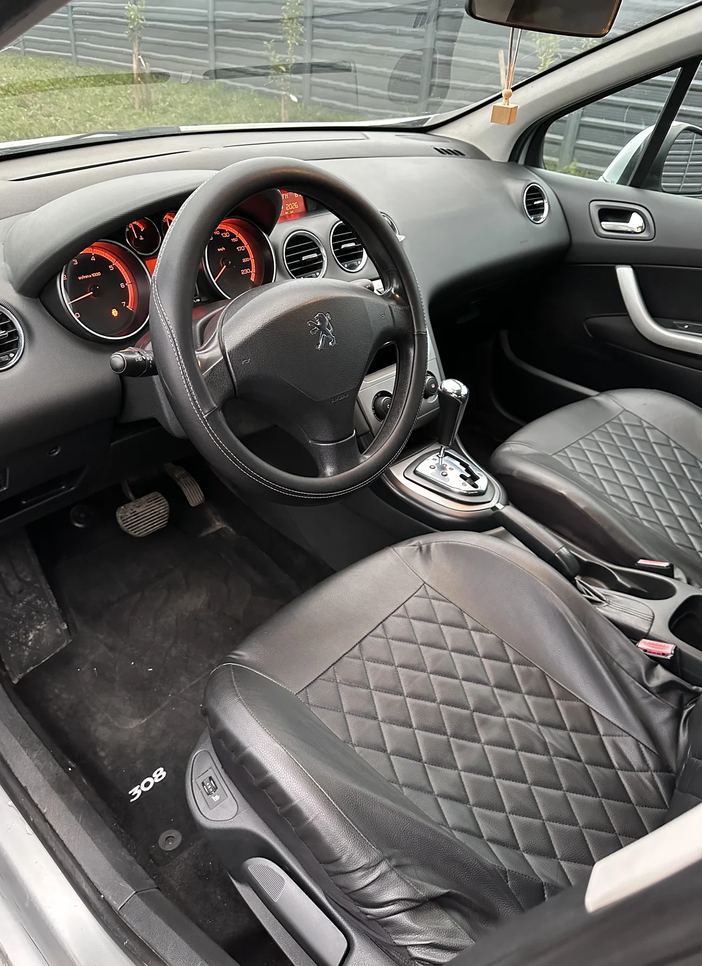 Peugeot 308 - миниатюра 10