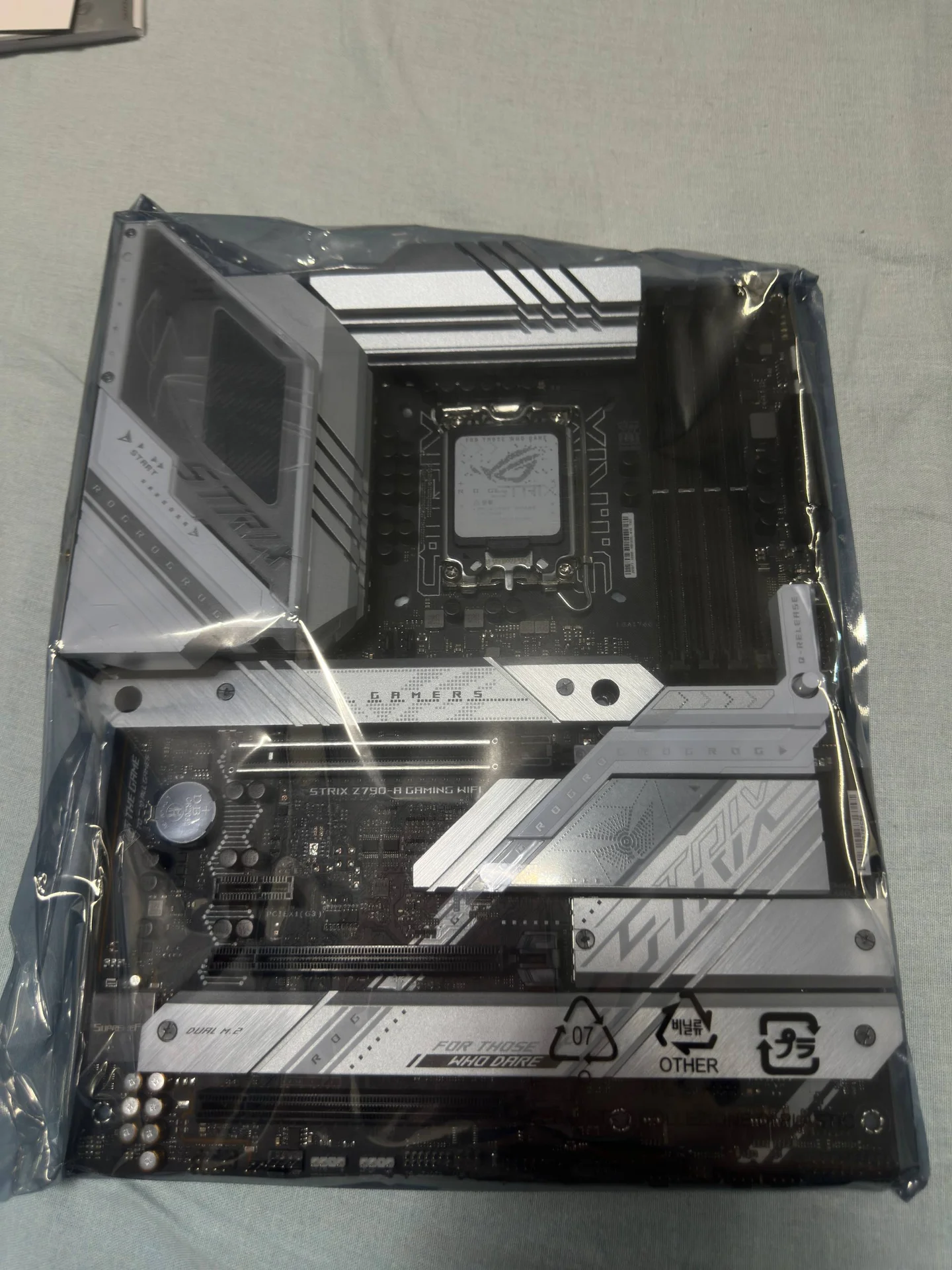 Материнская плата ASUS ROG STRIX Z790-A GAMING WIFI DDR5 - миниатюра 9