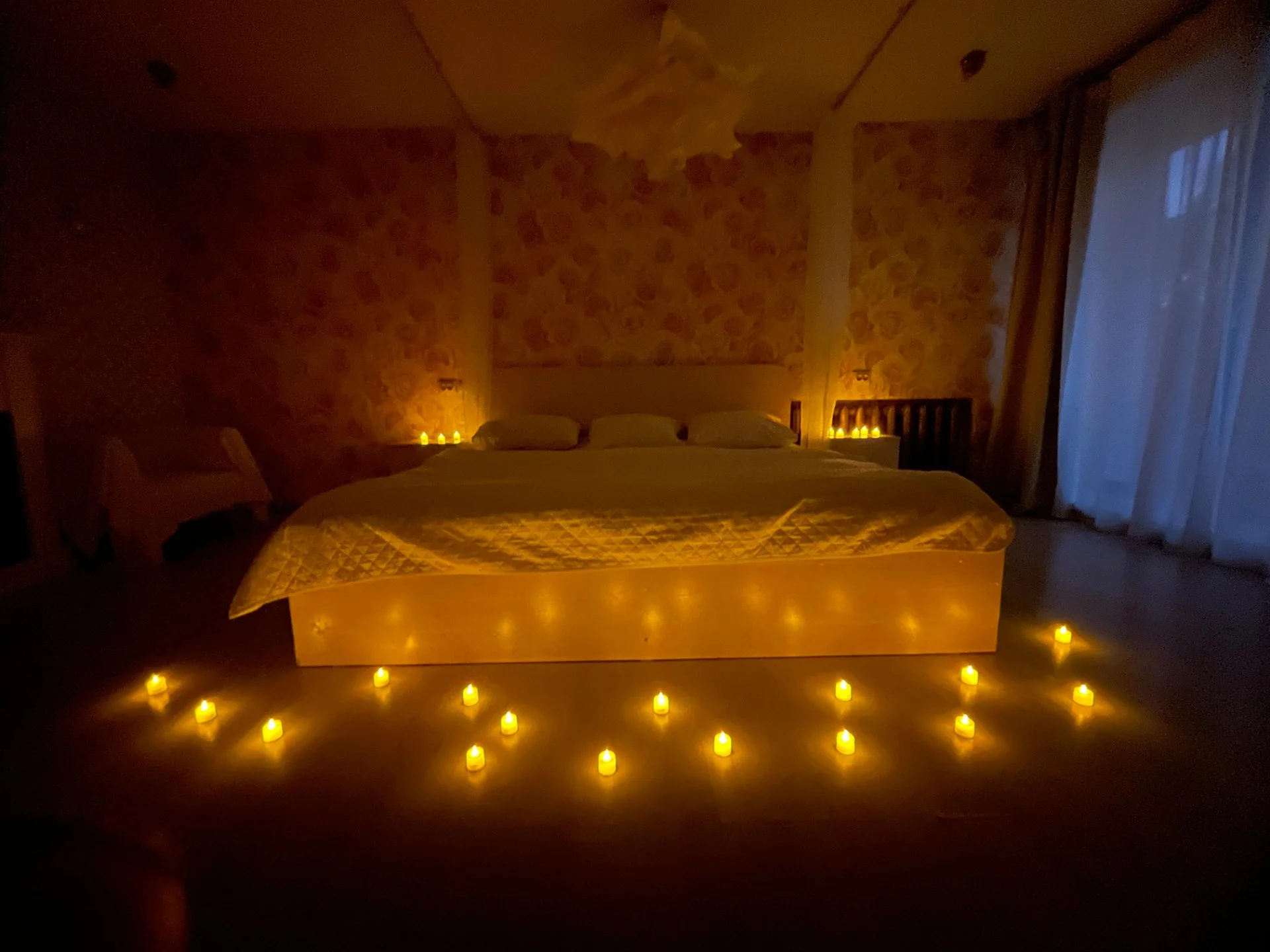 Люкс с джакузи, камином, кондиционером и огромной кроватью - миниатюра 18