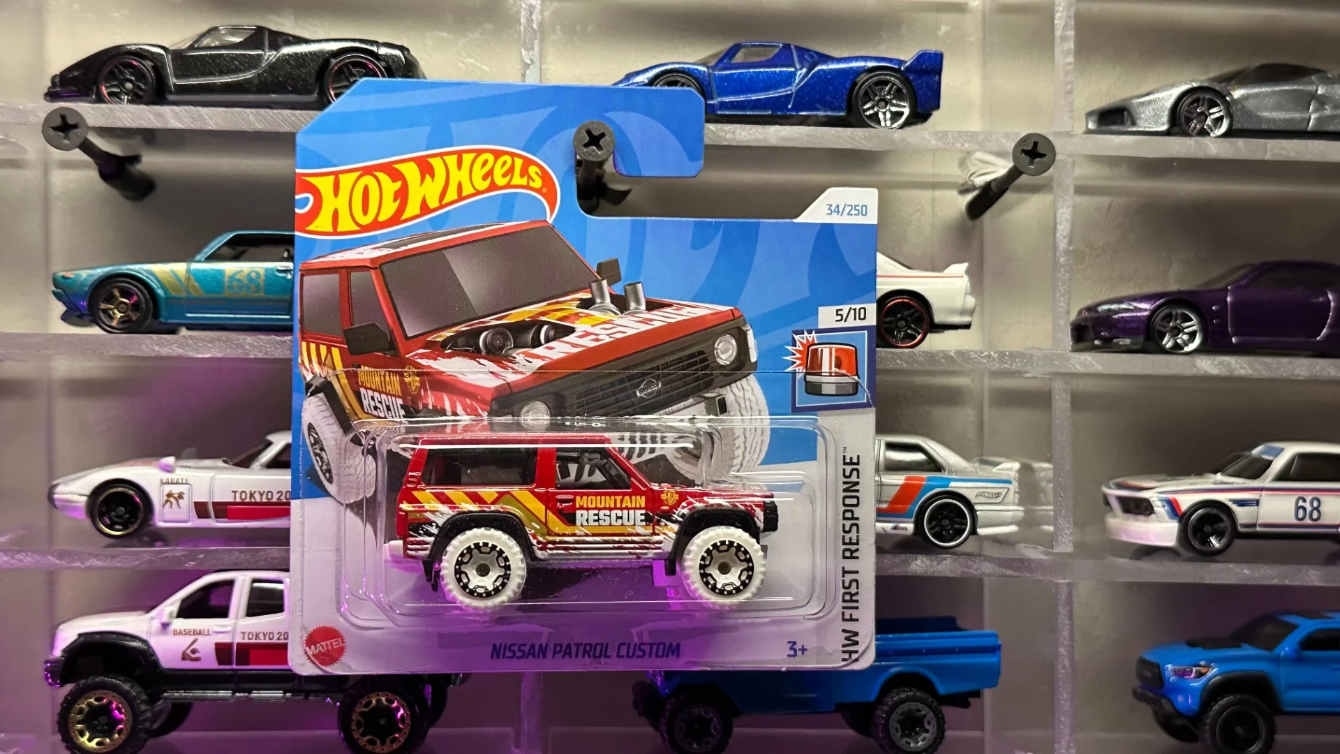 Hot wheels Nissan Patrol Custom(red) - изображение 1