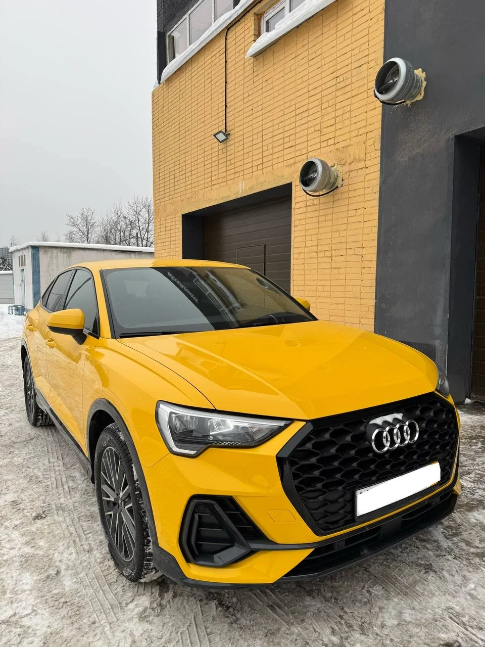 Машина Audi Q3 sportback 2022 - миниатюра 2