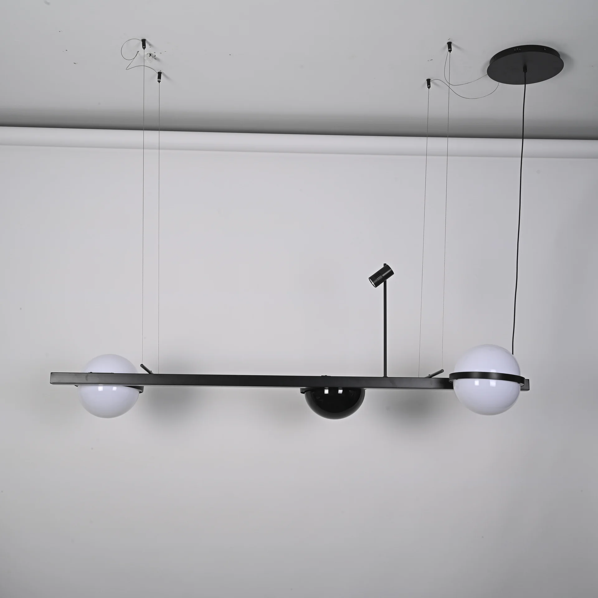 Реечный подвесной светильник PALMA Wall lamp 2 шара + 1 вазон горизонтальная - миниатюра 2