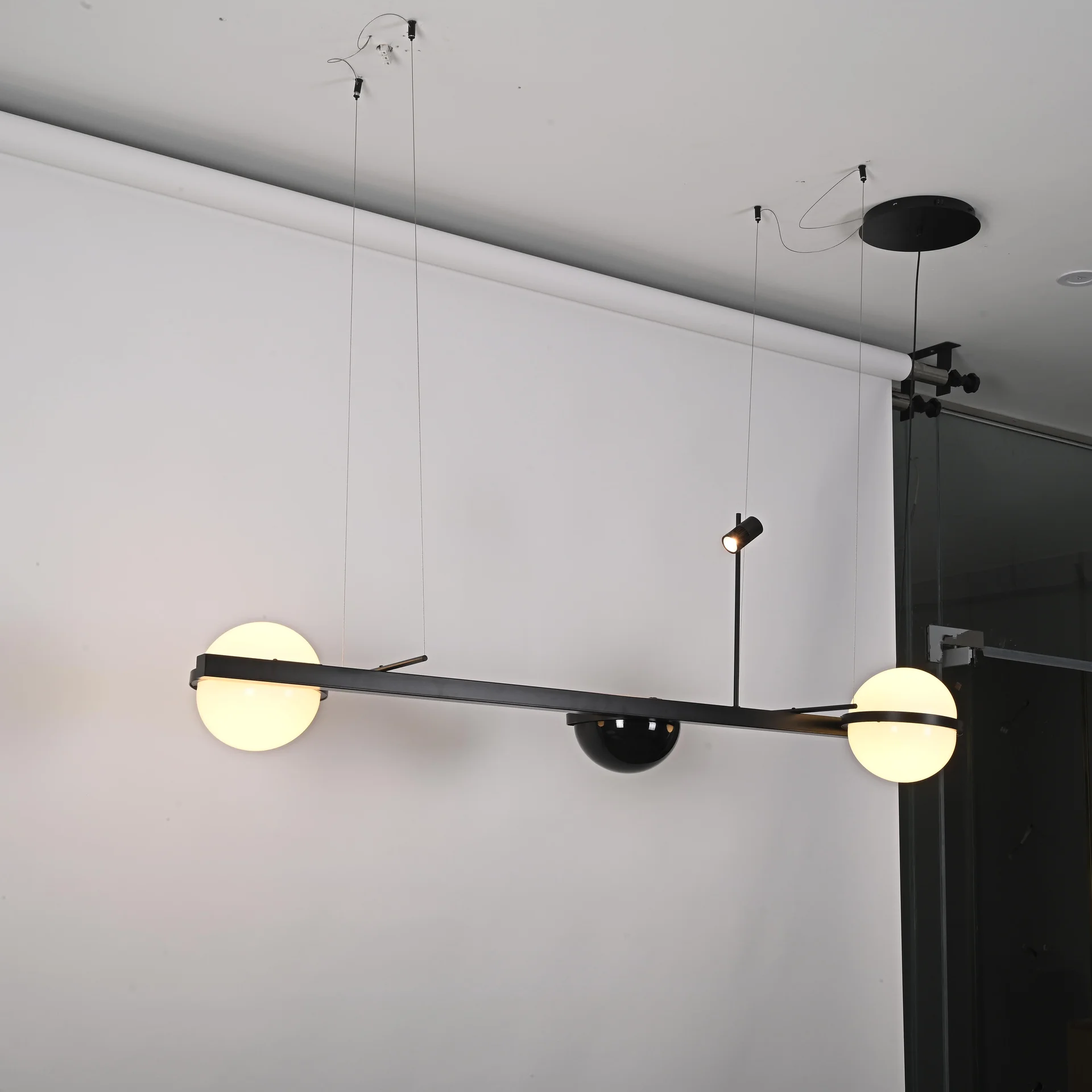 Реечный подвесной светильник PALMA Wall lamp 2 шара + 1 вазон горизонтальная - миниатюра 4