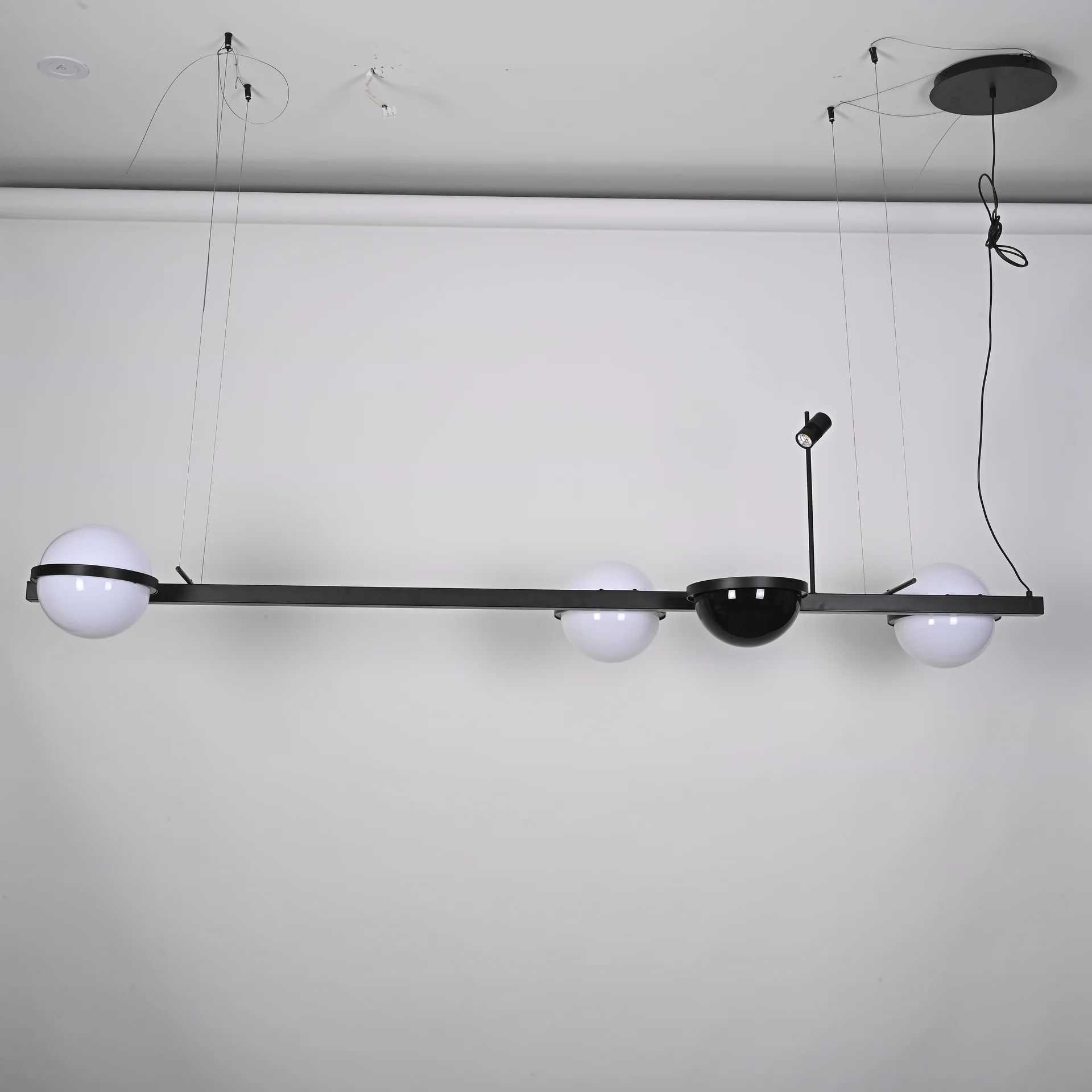 Реечный подвесной светильник PALMA Wall lamp 3 шара + 1 вазон горизонтальная - миниатюра 2