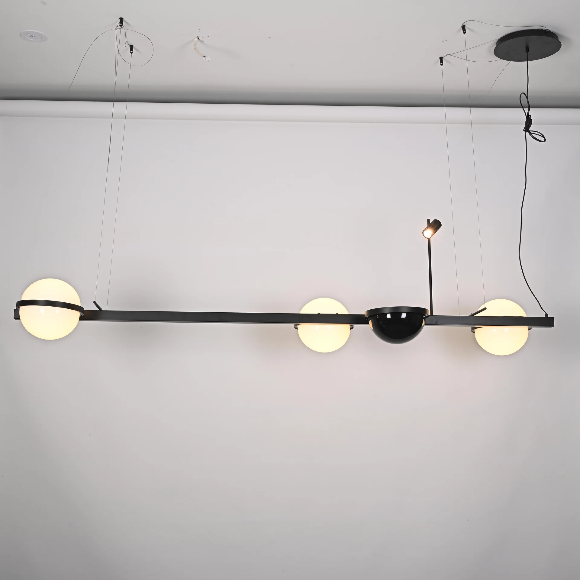 Реечный подвесной светильник PALMA Wall lamp 3 шара + 1 вазон горизонтальная - миниатюра 3