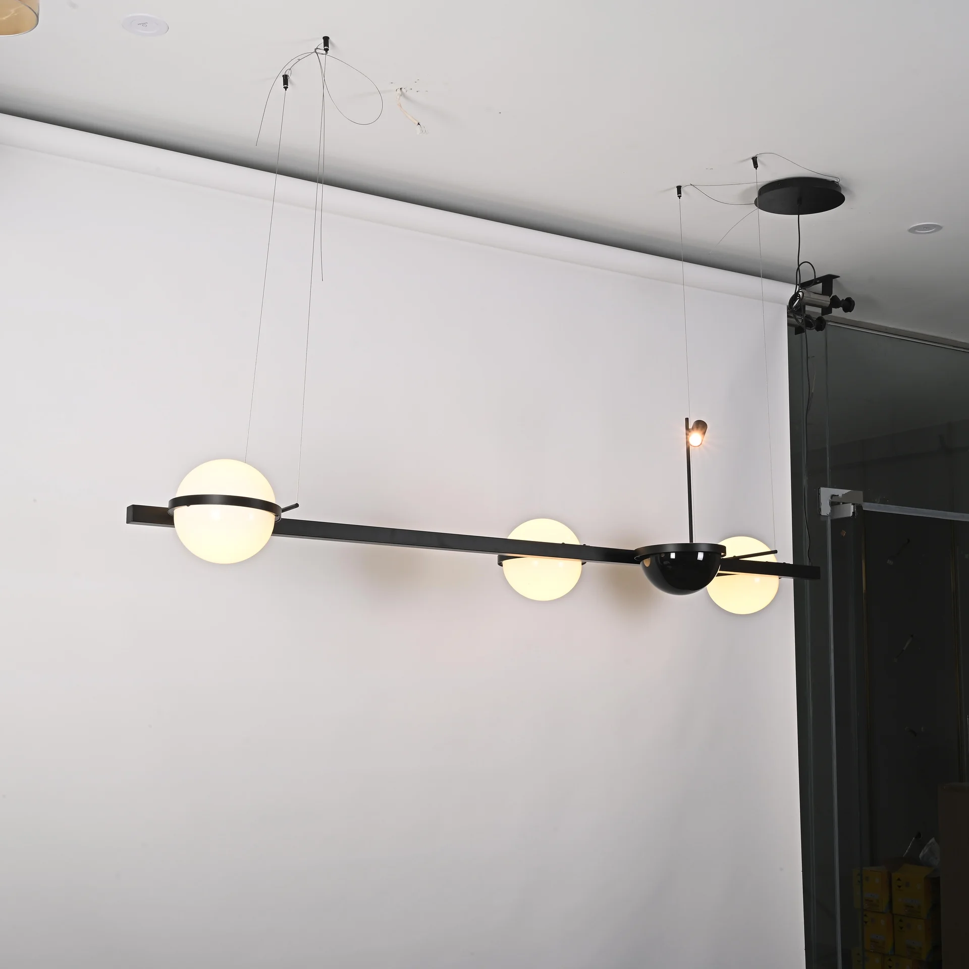 Реечный подвесной светильник PALMA Wall lamp 3 шара + 1 вазон горизонтальная - миниатюра 4