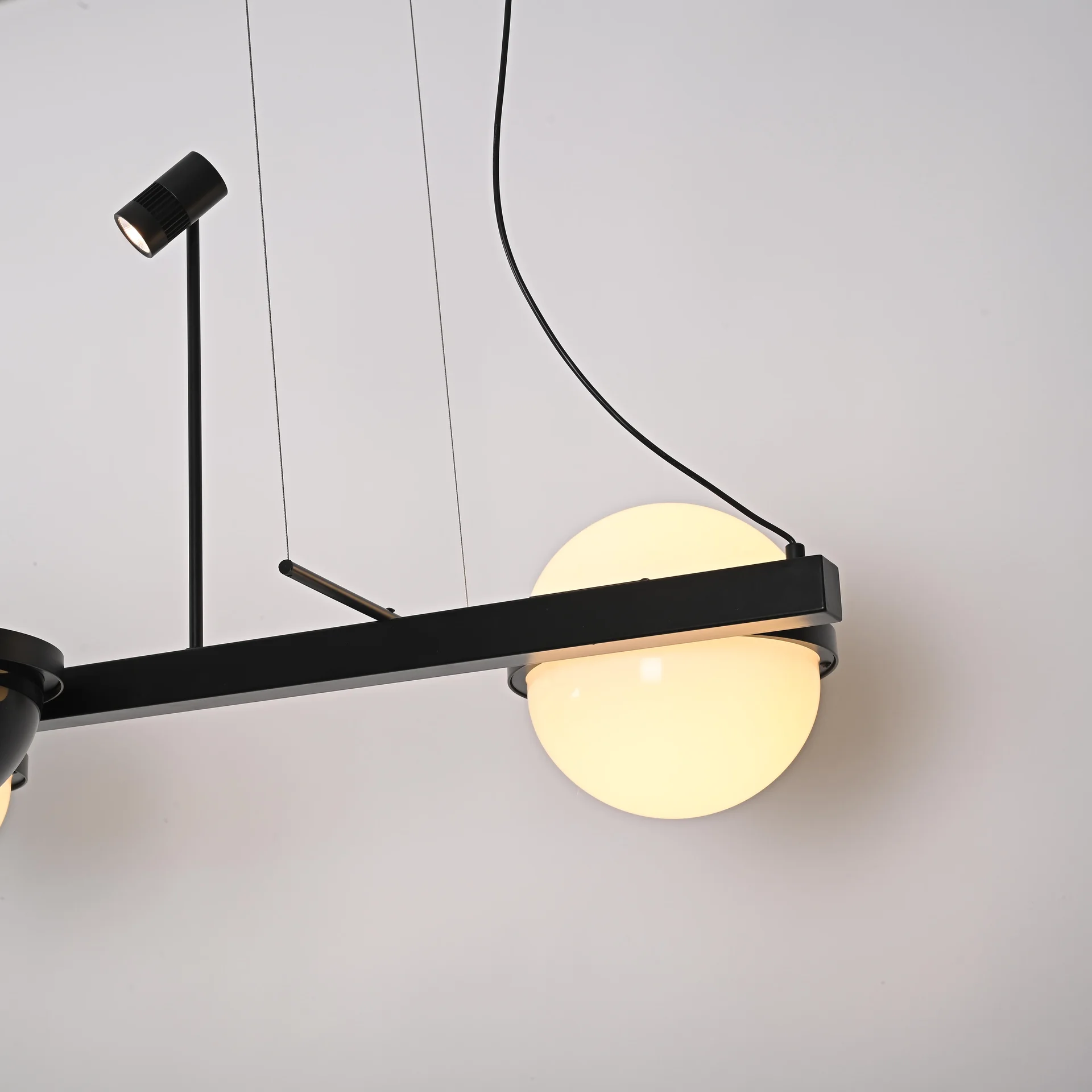 Реечный подвесной светильник PALMA Wall lamp 3 шара + 1 вазон горизонтальная - миниатюра 6