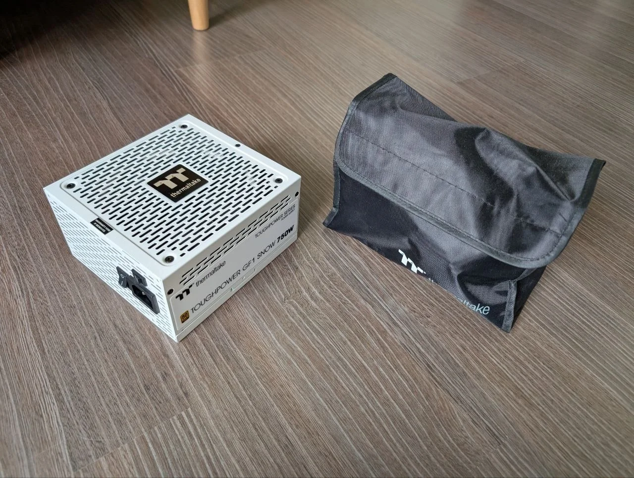Блок питания Thermaltake Toughpower GF1 Snow 750W - миниатюра 2
