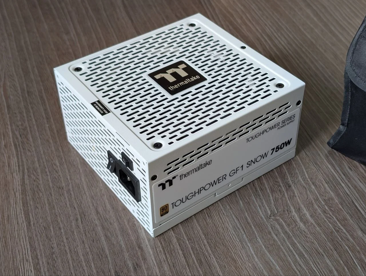 Блок питания Thermaltake Toughpower GF1 Snow 750W - миниатюра 4