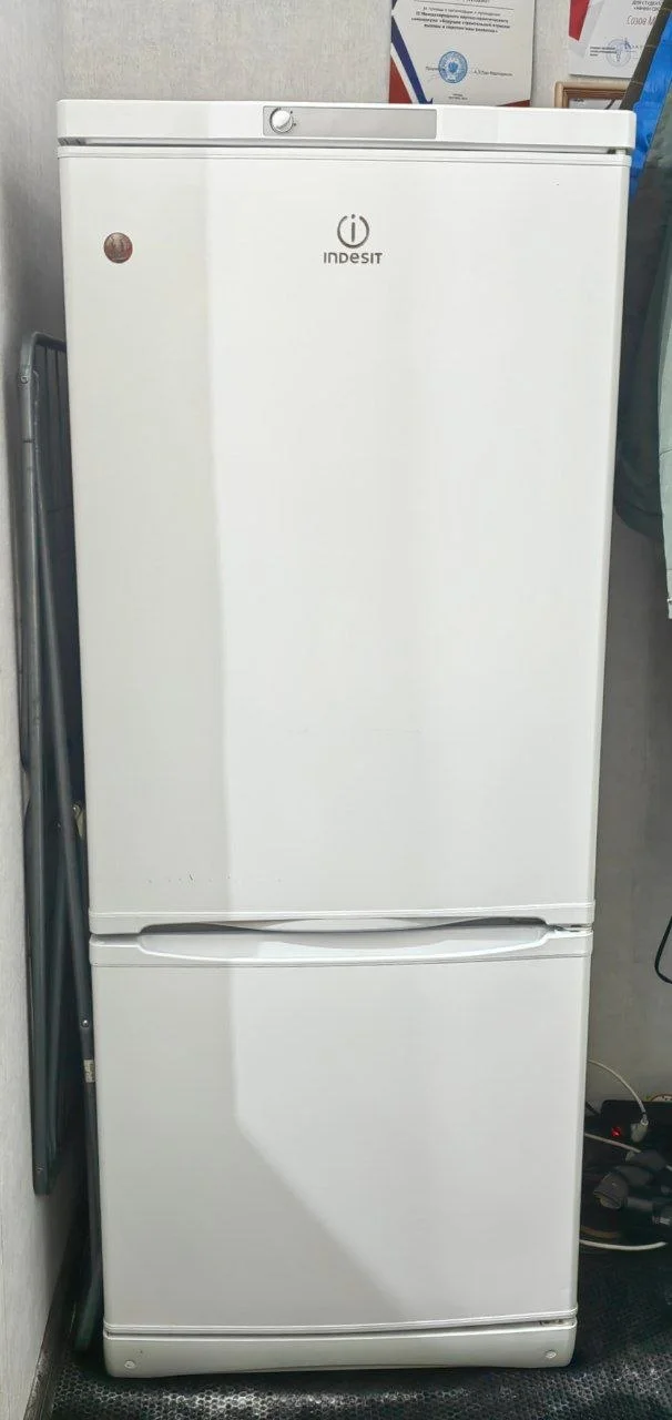 Холодильник Indesit ES15