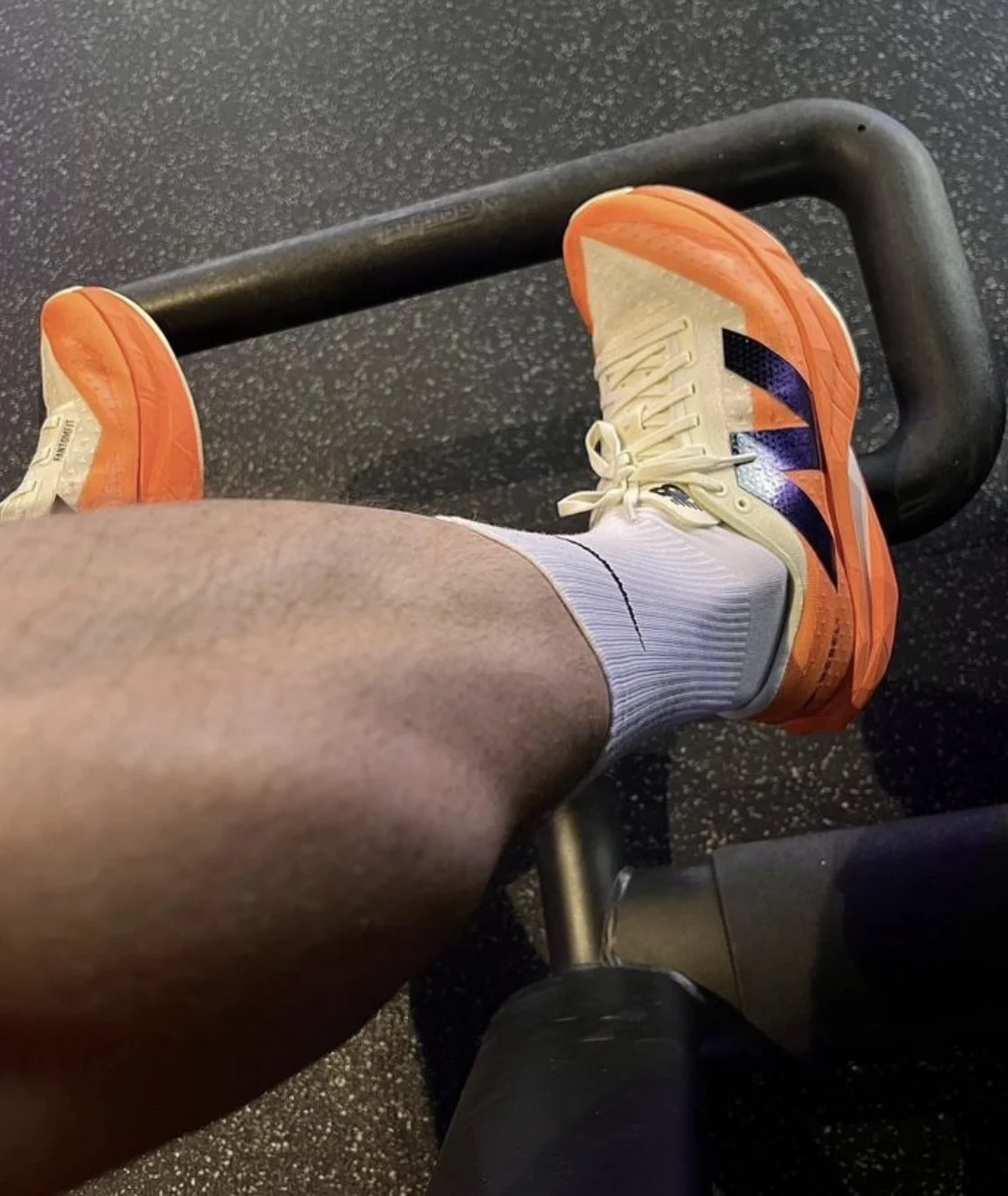 Кроссовки New Balance FuelCell Rebel v4 - миниатюра 3