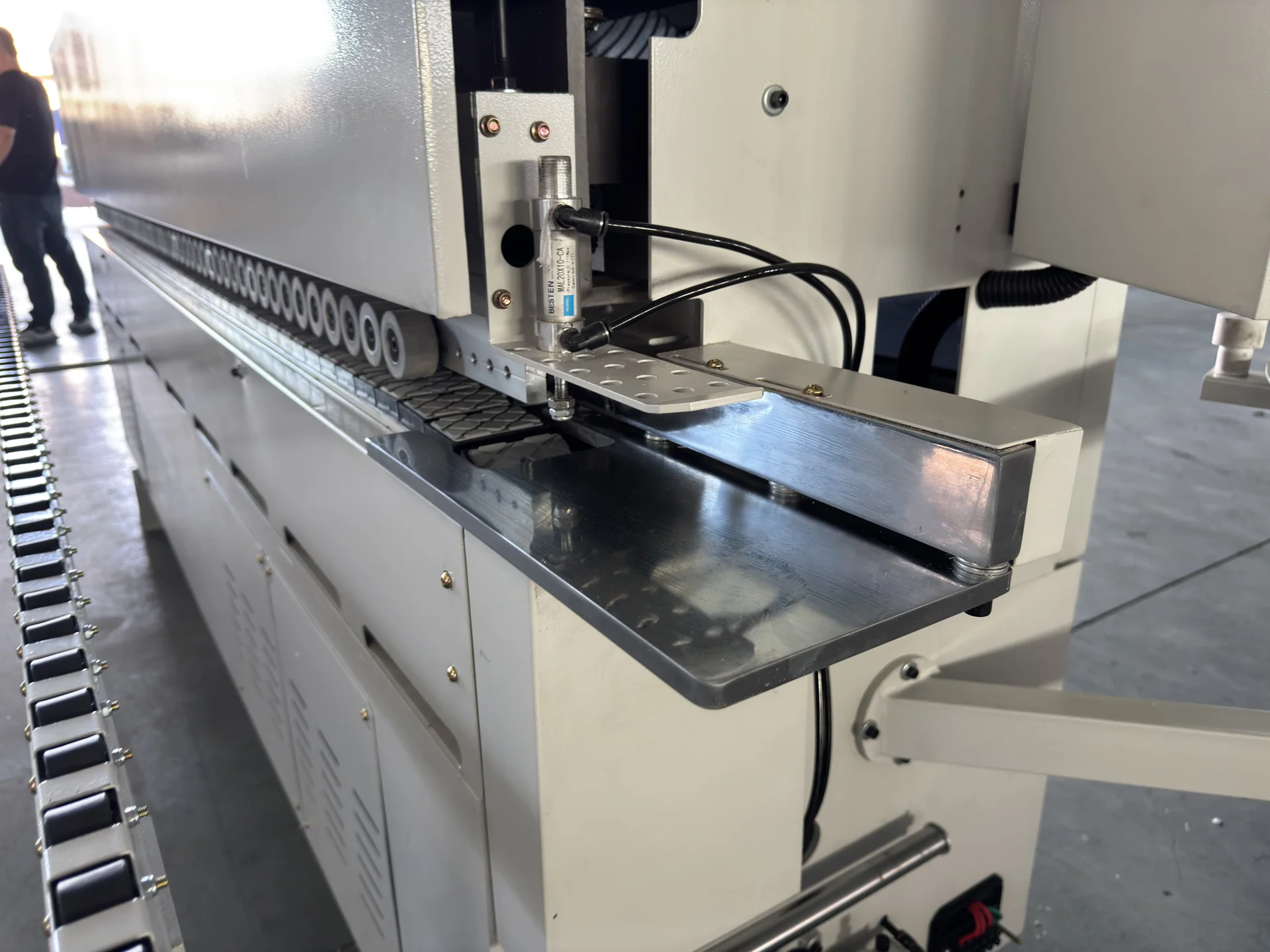Кромкооблицовочный станок holzweiler HW300F PRO - миниатюра 2