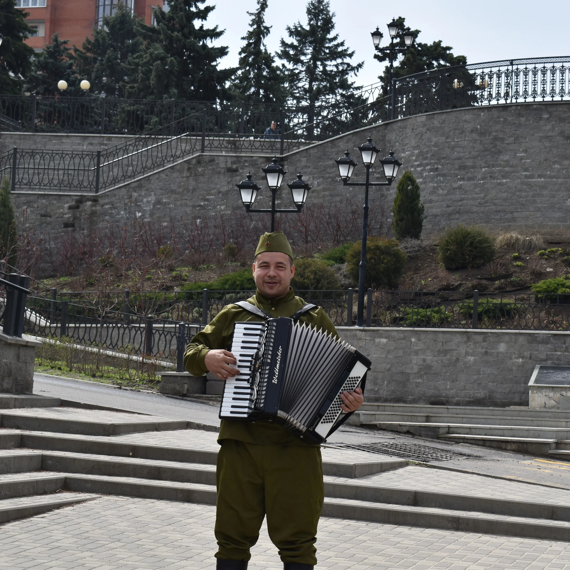 Поющий аккордеонист на праздник - миниатюра 4