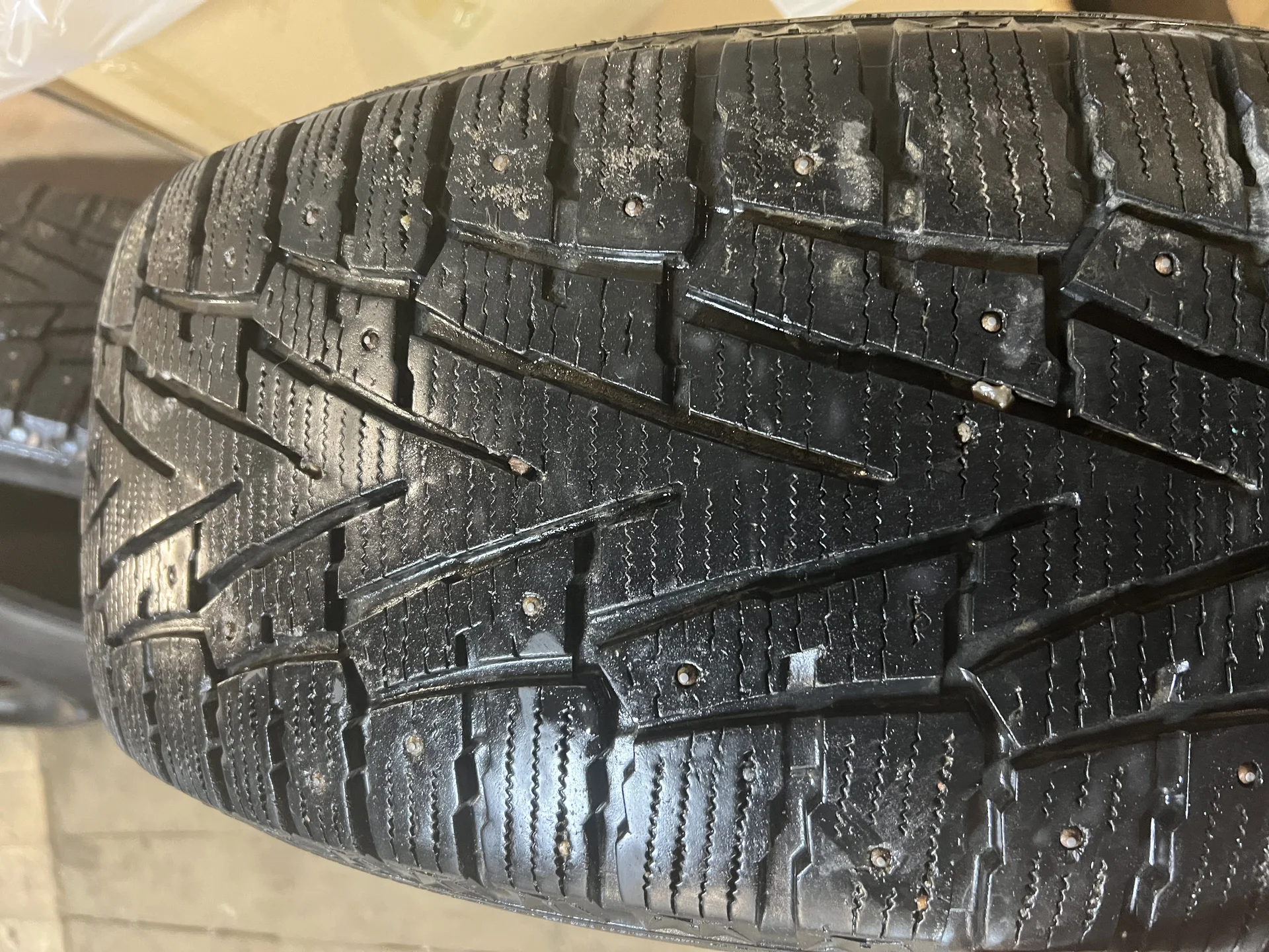 Резина зимняя шипованная 265/65 R18 - изображение 1