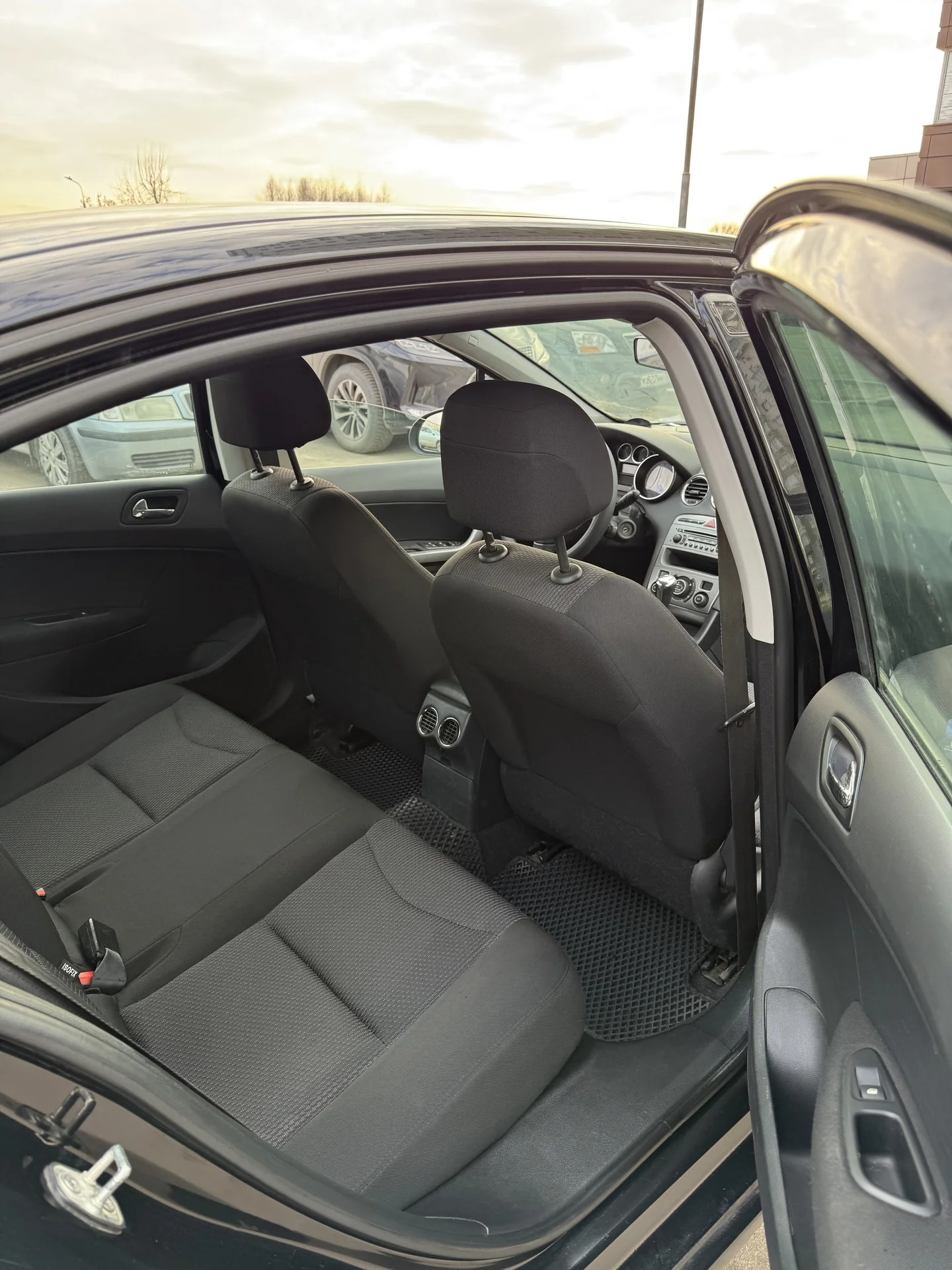 Peugeot 408 - миниатюра 9