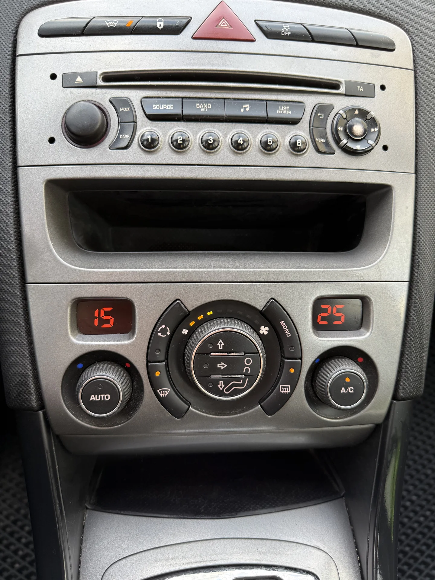 Peugeot 408 - миниатюра 10