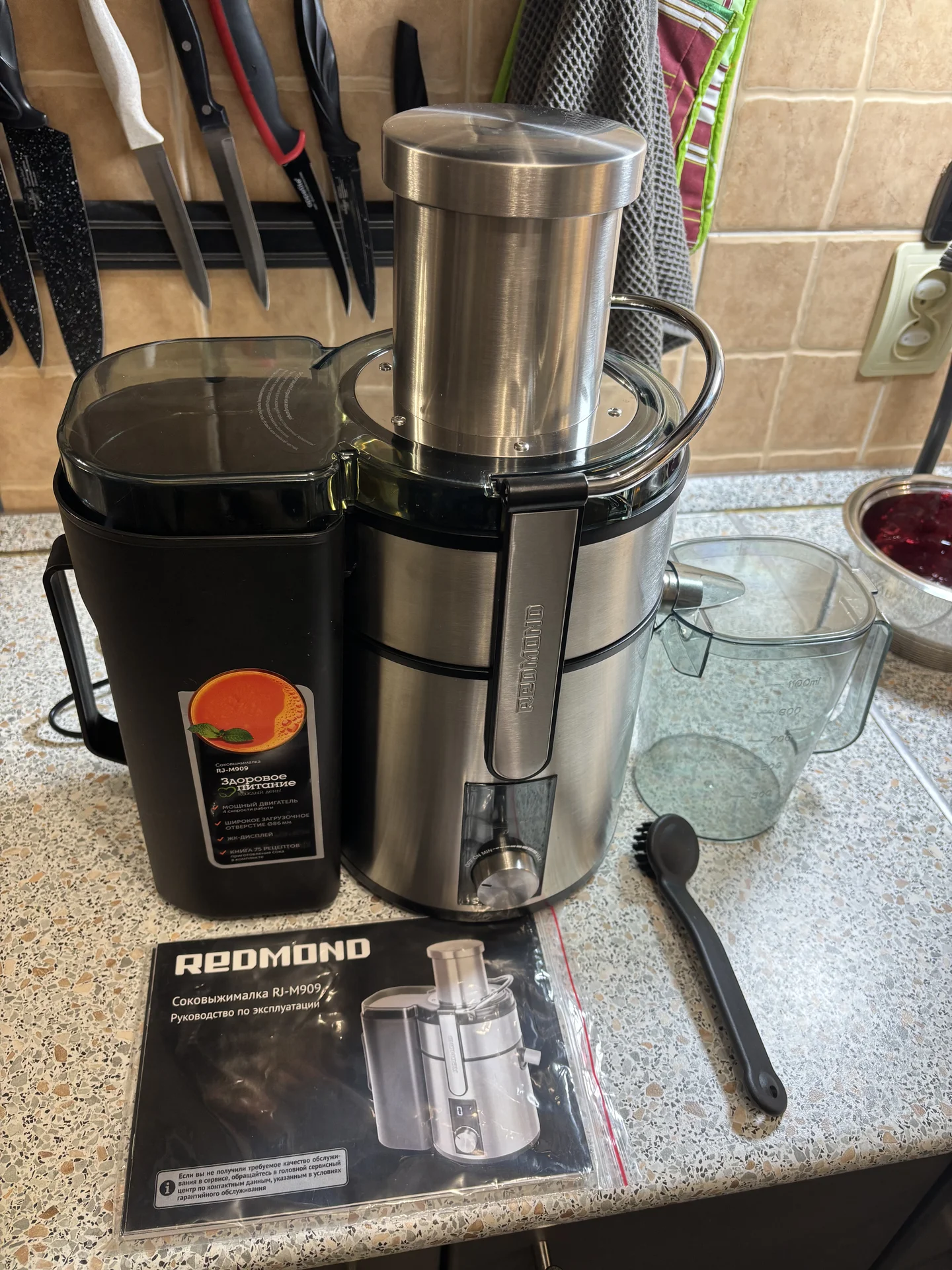 Соковыжималка Redmond RJ-M909 - изображение 1