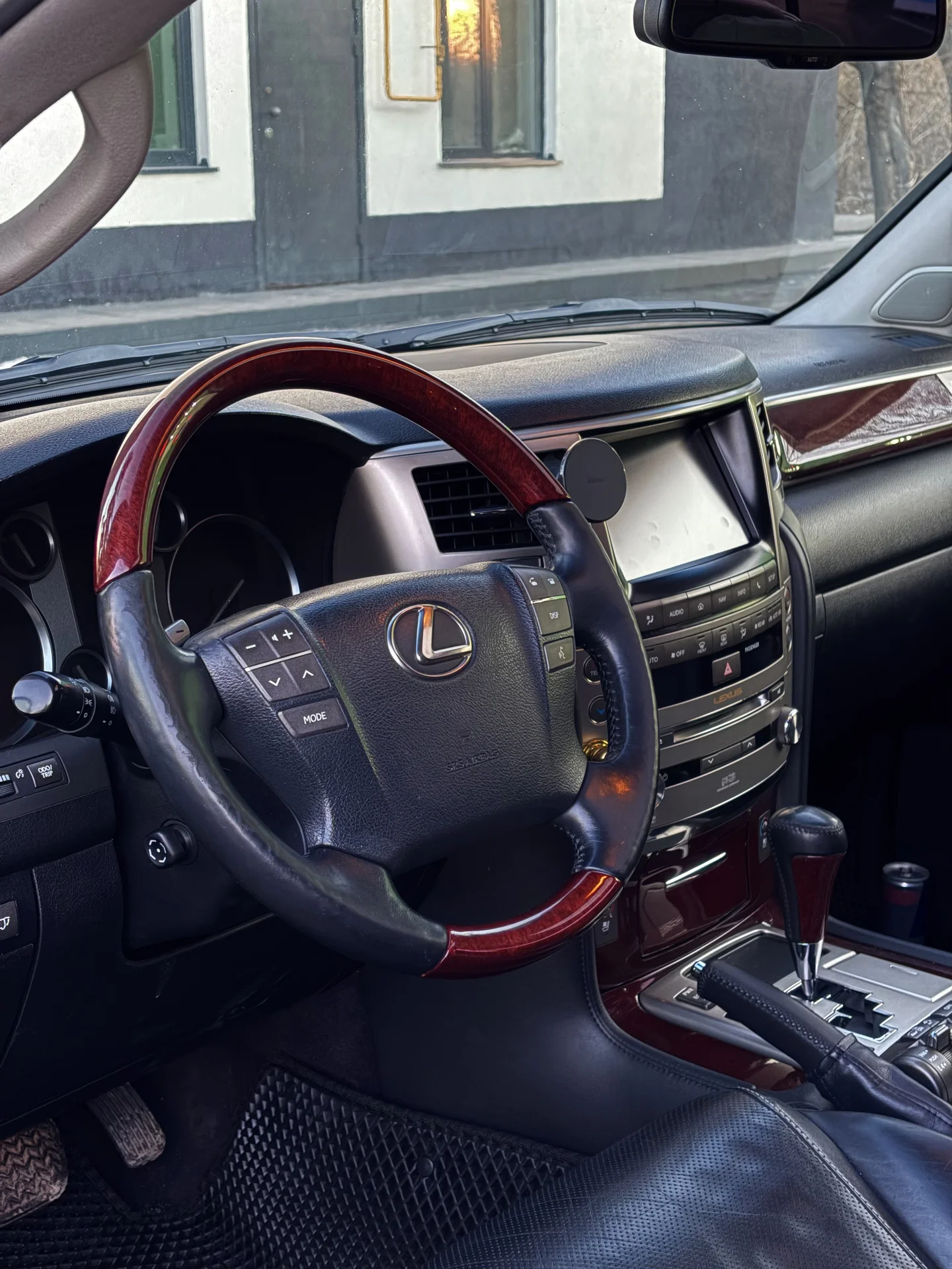 Lexus LX570 2012 г.в. - миниатюра 11