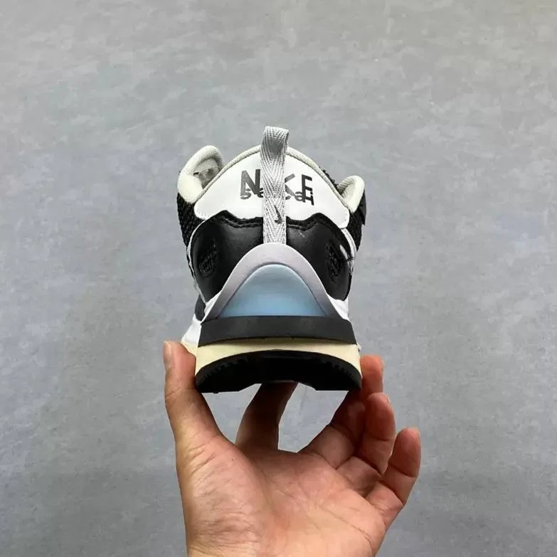 Кроссовки Nike Vaporwaffle Sacai black & white - миниатюра 8