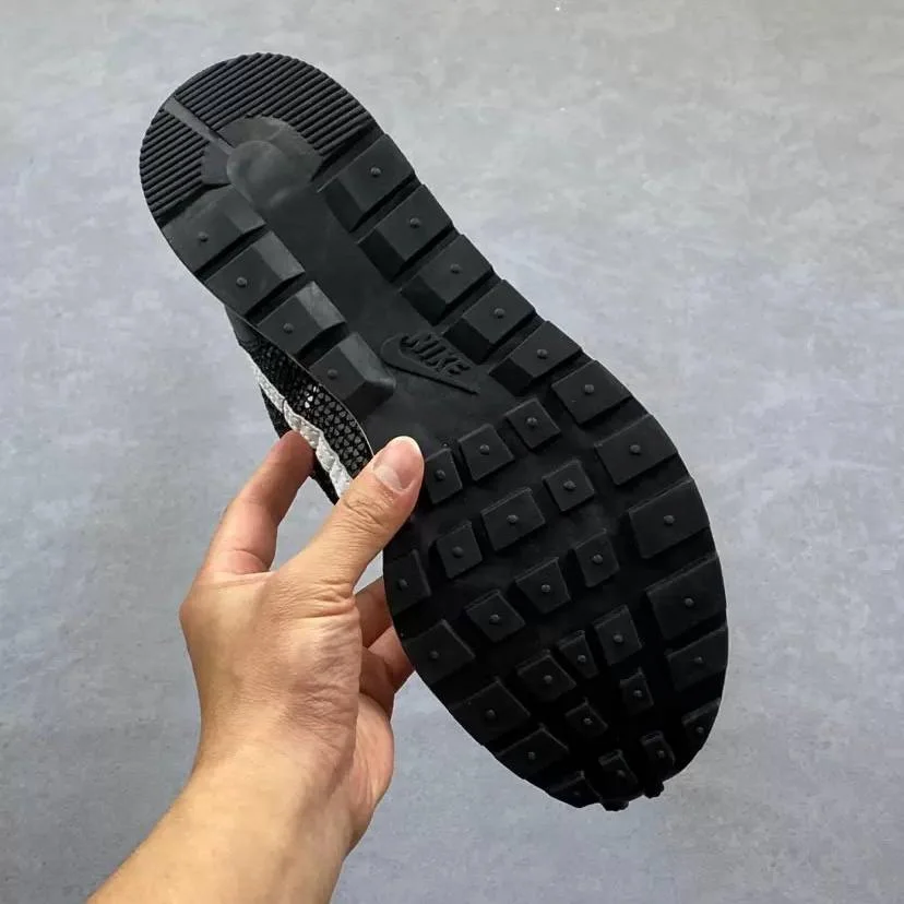 Кроссовки Nike Vaporwaffle Sacai black & white - миниатюра 9