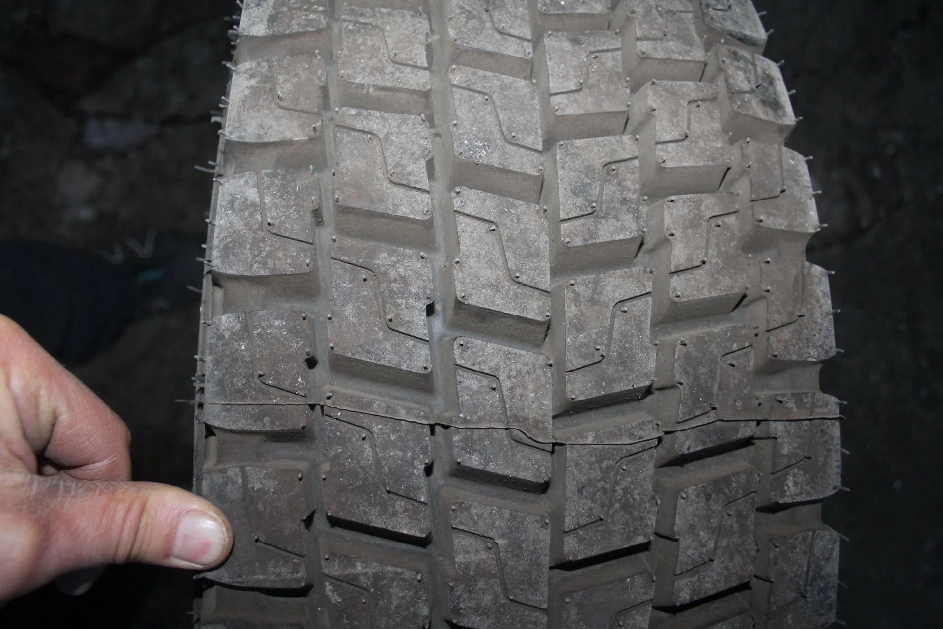 245 70 R19.5 136M MICHELIN XDE2+ REMIX France 0710 - изображение 1