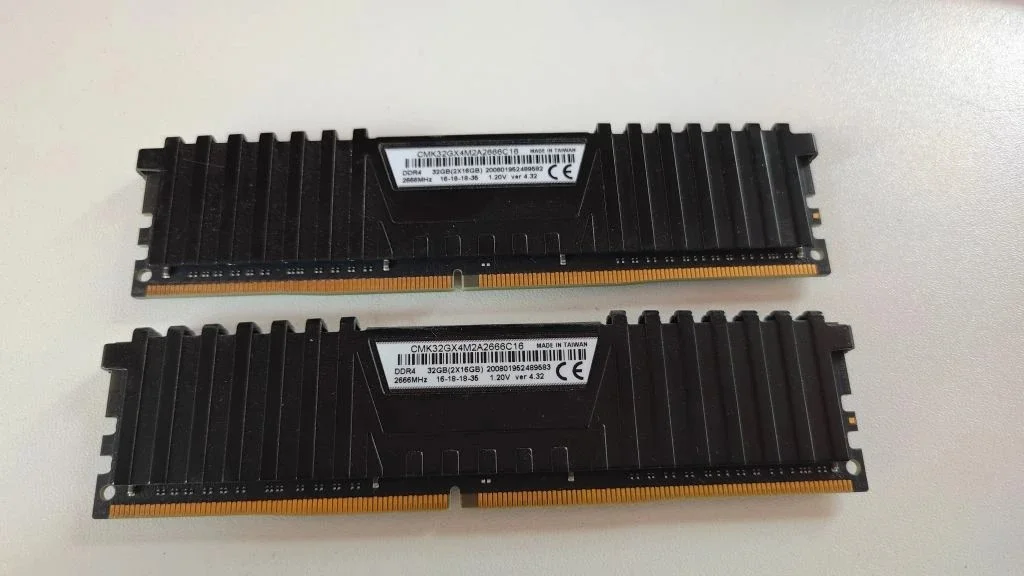 Corsair DDR4 32Gb (2x16Gb) 2666MHz pc-21300 Vengeance LPX CMK32GX4M2A2666C16 - изображение 1