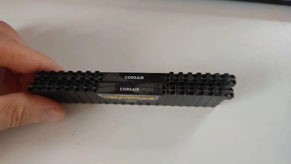 Corsair DDR4 32Gb (2x16Gb) 2666MHz pc-21300 Vengeance LPX CMK32GX4M2A2666C16 - миниатюра 2