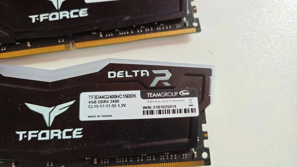 8GB 2400 CL15 Team T-Force Delta DDR4 TF3D44G2400HC15BBK - миниатюра 2