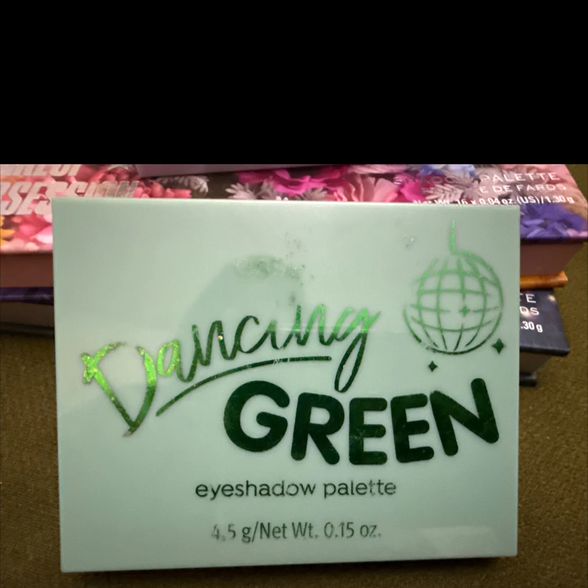Палетка теней Essence Dancing green