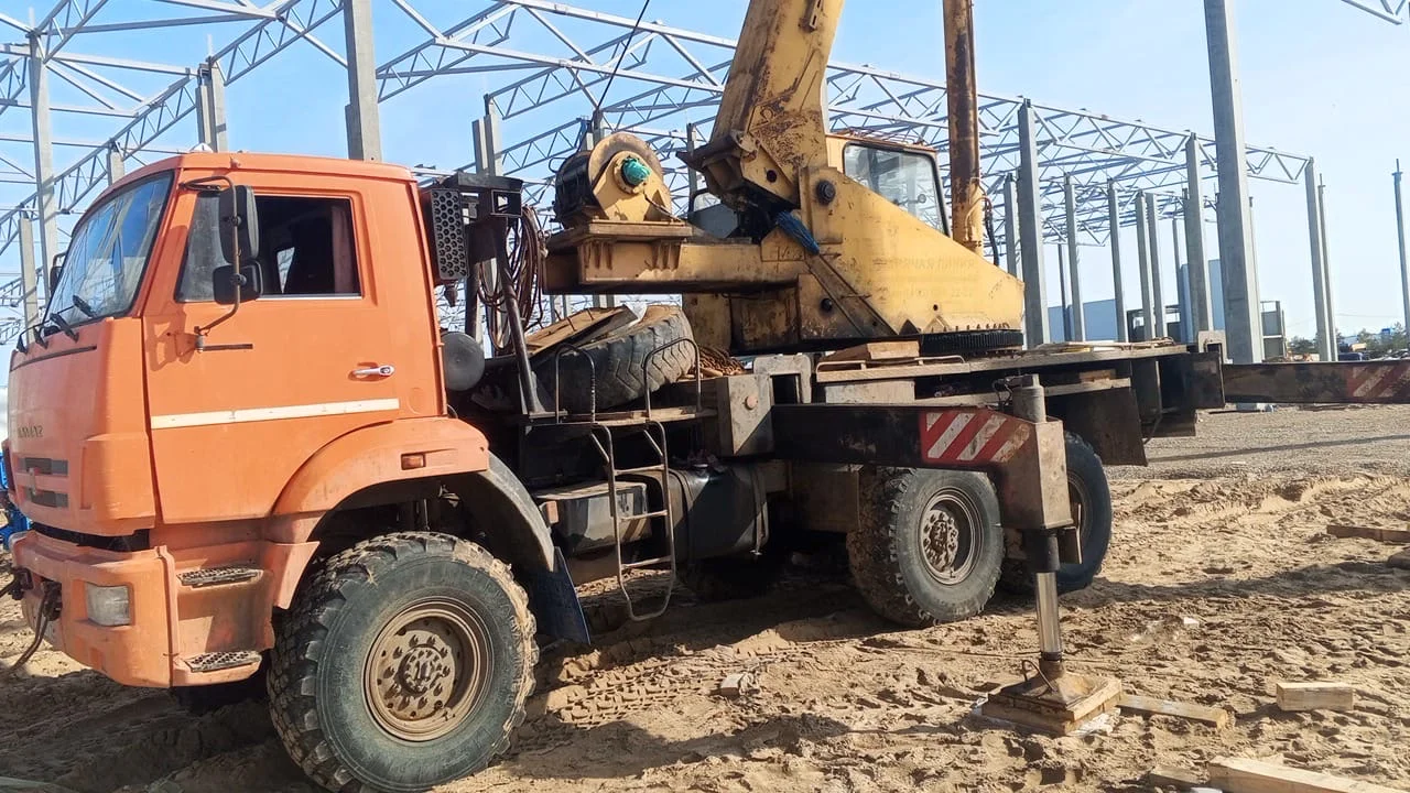 Автокран Галичанин 25/28 на базе Камаз 43118 - миниатюра 3