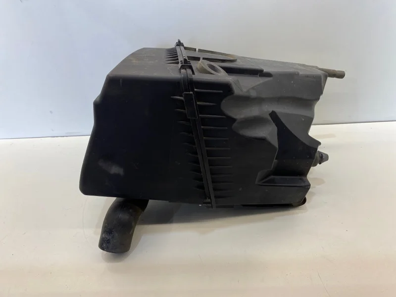 Корпус воздушного фильтра audi A6 C6 2.0 2008 - миниатюра 2