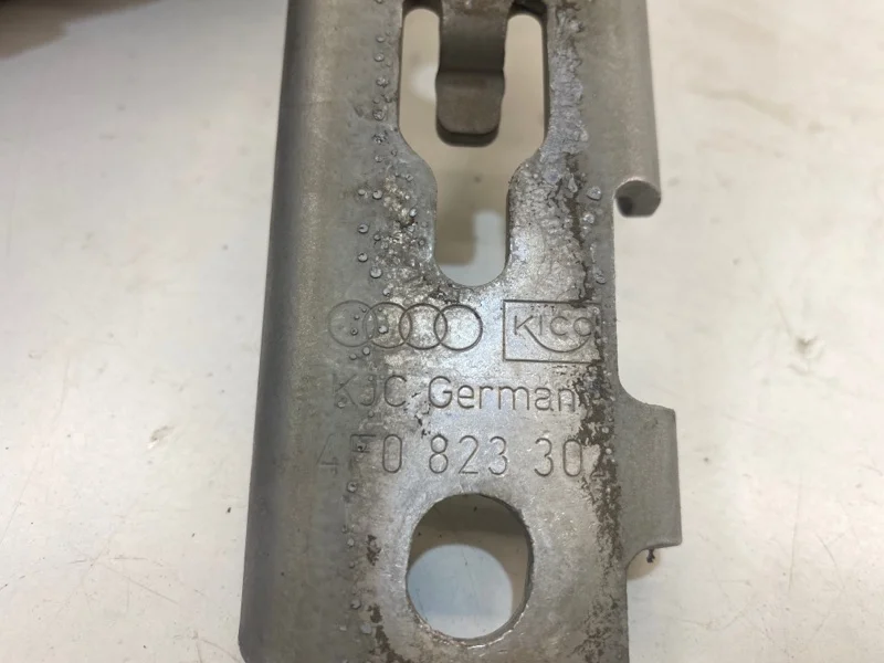 Петля капота передняя правая audi A6 C6 2.0 2008 - миниатюра 5