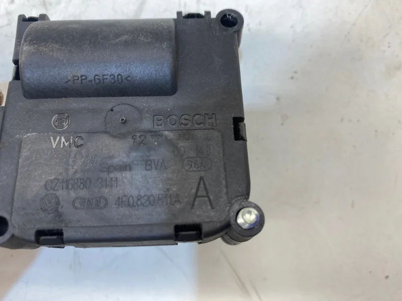Сервопривод заслонок печки audi A6 C6 2.0 2008 - миниатюра 7