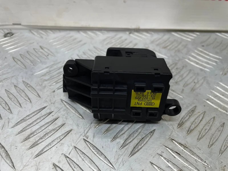 Кнопка стояночного тормоза Audi A8 D3/Д3 BFM 2006 - миниатюра 6