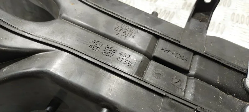 Воздуховод салона Audi A8 D3/Д3 BFM 2006 - миниатюра 10
