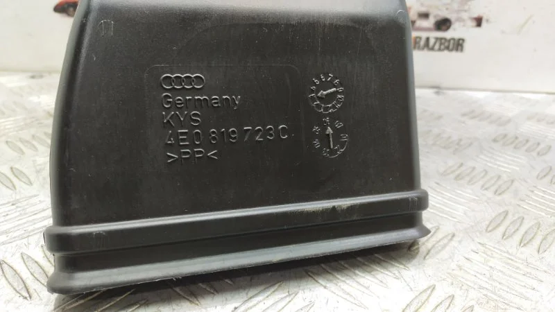 Воздуховод салона Audi A8 D3/Д3 BFM 2006 - миниатюра 8