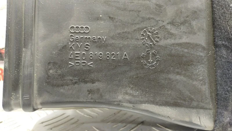 Воздуховод салона Audi A8 D3/Д3 BFM 2006 - миниатюра 5