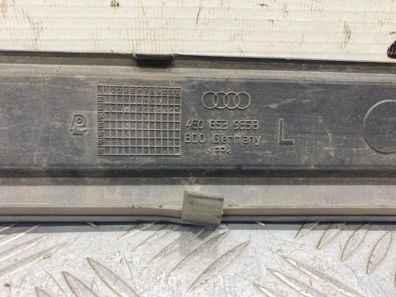 Накладка на порог салона передняя левая Audi A8 - миниатюра 9