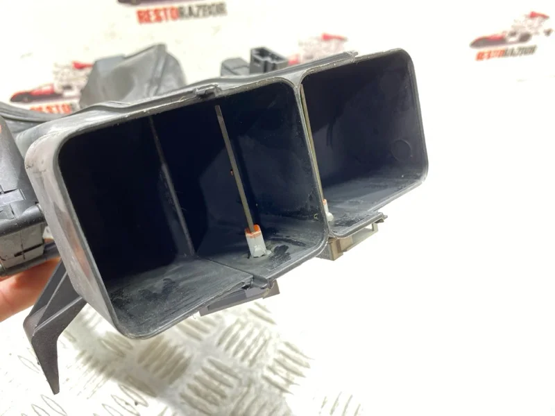 Воздуховод салона Audi A8 Д3/D3 BFM 2006 - миниатюра 7