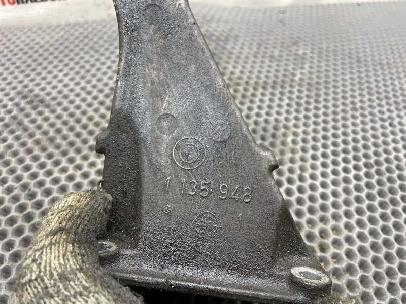 Кронштейн двигателя правый BMW 5 E 34 M50B25 1994 - миниатюра 8